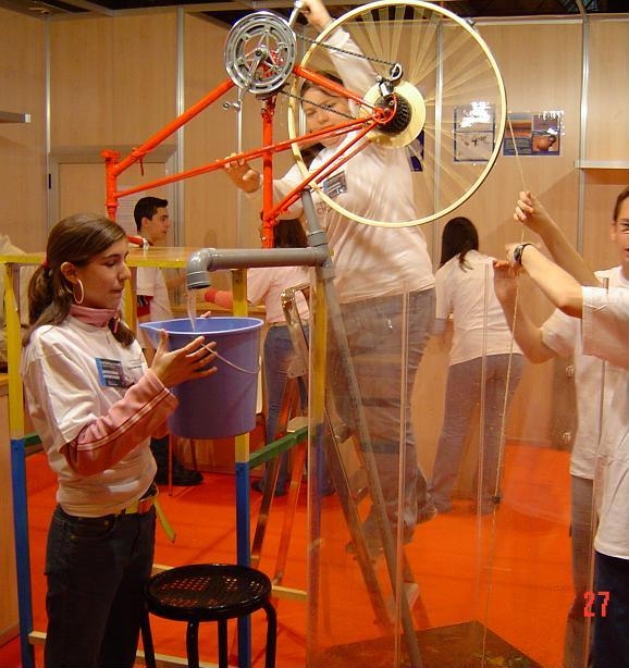 Studenti impegnati nella costruzione di una pompa a corda alla Science Fair (salone della scienza)