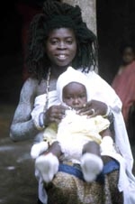 Adwoa et son bébé, nettoyée et habillée en préparation de la possession